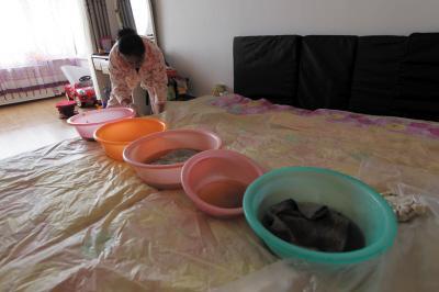 怀集楼上漏水，住户失联，小区没物管，业主维权难！律师来支招……